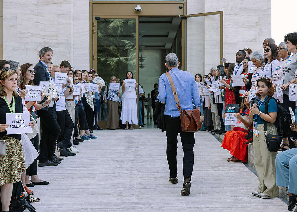 Η κινητοποίηση συνασπισμού της κοινωνίας των πολιτών στις διαπραγματεύσεις των συνθηκών παγκόσμιων πλαστικών. © Greenpeace / Marie Jacquemin
