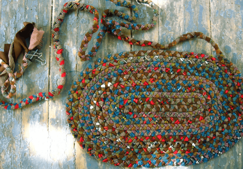 Braided Rag Rug Κατασκευή Φωτογραφία από τον Jodi Green, μέσω Flickr Creative Commons, Άδεια CC BY-NC-ND 2.0